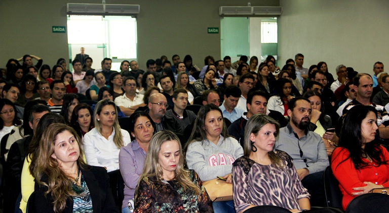 O público lotou o auditório da Ameg em Passos ( Foto: João Manuel Cerqueira)